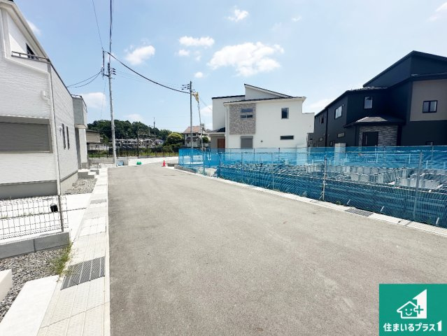 ●生駒市中菜畑　第1期・第2期　新築一戸建ての前面道路含む現地写真|周辺は閑静な住宅街です。前面道路もしっかりと有りますので車の出し入れも安心ですよ！