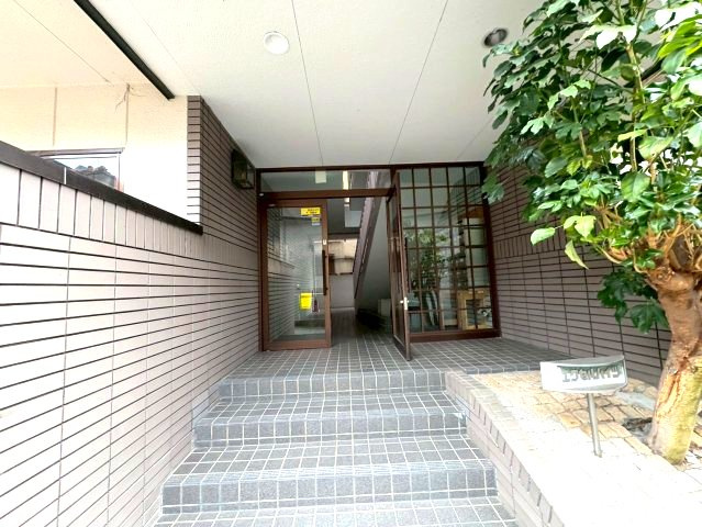 エクセルハイツ西浦のエントランス
