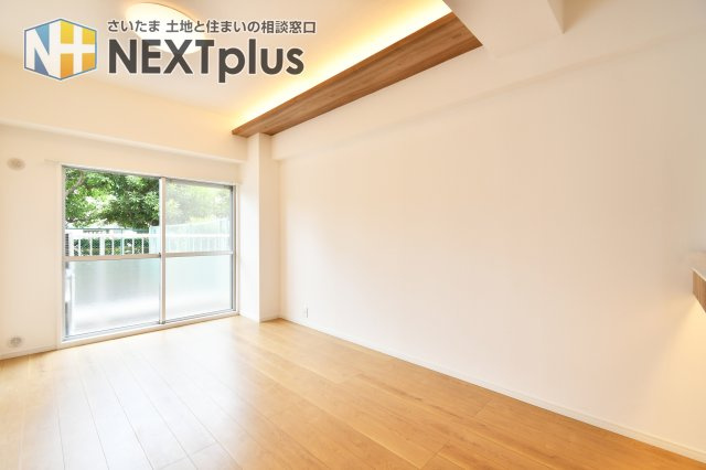 日商岩井第二春日部マンションの居間・リビング|LDK12.6帖：カウンターキッチンの前にはダイニングテーブルを置き、奥にソファーやテレビを置く事で、ダイニング空間とリビング空間を分ける事ができメリハリがつきます！