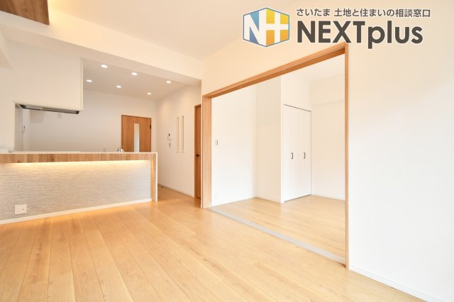 日商岩井第二春日部マンションの居間・リビング|LDK12.6帖：コープ照明を起用したおしゃれなリビングです！スポットライト型の間接照明と比べてテレビなどに反射しにくいため、晩酌を楽しんだり、映画を見たりする際におすすめです◎！