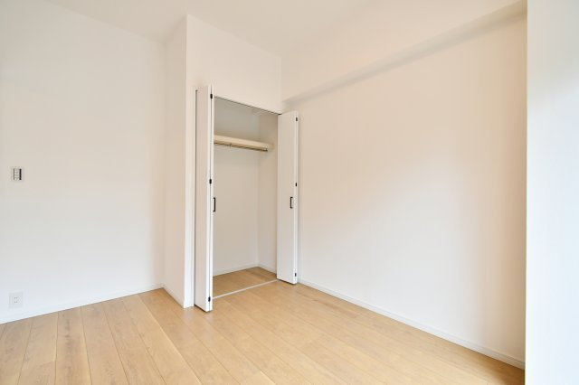 日商岩井第二春日部マンションの洋室|洋室①5.6帖：クローゼットは各部屋に備わっておりますので、家族それぞれで洋服収納をすることも可能です。また、上下セパレートになっているため衣替えもしやすく、ハンガーパイプで家事時短にも◎！