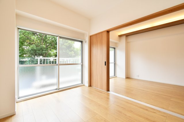 日商岩井第二春日部マンションの洋室|洋室①5.6帖：リビング横の洋室です。扉の先には家族のいるリビングがありますので、お子様の初めての一人部屋にもおすすめです。家族の声を聴いて眠れるので安心できるお部屋です。