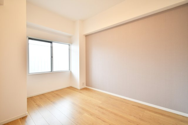 日商岩井第二春日部マンションの洋室|洋室②5.0帖：ベッドも置くことが出来るので主寝室におすすめです◎開口は北向きですので、休日はゆっくり睡眠をとることが出来ます。西日も差し込みにくく、吸気が籠るのを避けられます。
