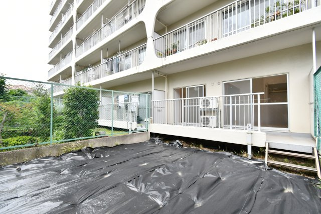 日商岩井第二春日部マンションの庭|難しいイメージの住宅ローンは経験スタッフが丁寧にお手伝いしますのでご安心下さい。「家を買って終わり」ではなく、「買ってからがスタート」と考え、一人ひとりにあった資金計画やプランをご提案致します！