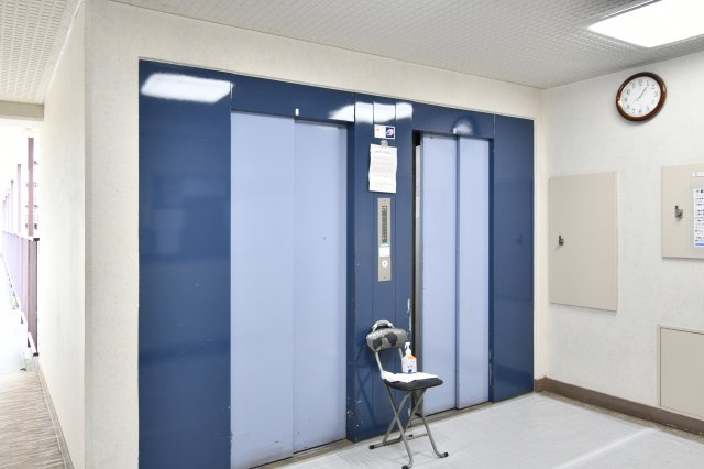 日商岩井第二春日部マンションのその他共用部分|エレベーターは2基設置されております!朝のラッシュの時間帯にも安心ですね！大荷物を抱えているときやお子様やワンちゃんを抱っこしているときでも楽々昇降できます♪