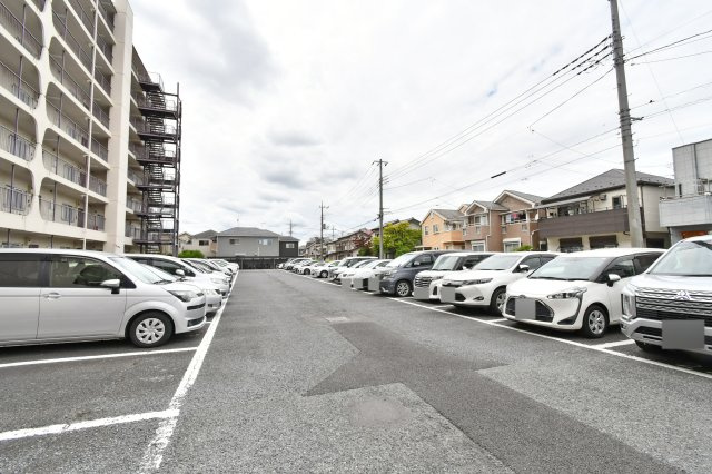 日商岩井第二春日部マンションの駐車場|■当社には住宅ローンのスペシャリストがおります。『今買えるから大丈夫』ではなく、『買った後の本当の幸せは何か』を考えた上でのご提案をさせて頂きます。