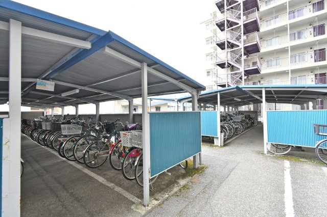 日商岩井第二春日部マンションの駐輪場|■一人ひとりにあった資金計画やプランをご提案致します。「家を買って終わり」ではなく、「買ってからがスタート」と考え、ご提案します。ローンのご相談は私たちにお任せ下さい。