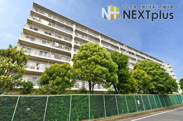 日商岩井第二春日部マンションの外観|青空に映える白基調の外観が、清潔感と安心感を与えます。全154戸のビッグコミュニティならではの堂々とした佇まいは、管理体制の良さを物語るシンボルです。植栽の緑が住まいに彩りを添えています。