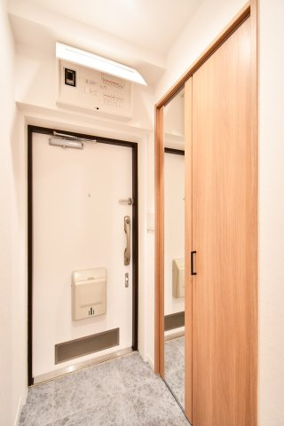 日商岩井第二春日部マンションの玄関|シューズボックスには姿見付きですので、お出かけ前に全身コーデをチェックする事ができます！トールサイズのシューズボックスですので、ご家族分の靴がしっかり収納する事ができます。