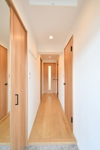 日商岩井第二春日部マンションの玄関|トールサイズのシューズボックスですので、ご家族分の靴がしっかり収納する事ができます！ブーツや長靴などの季節ものや、高さのあるヒールなどもまとめて収納できるのが嬉しいポイントです。