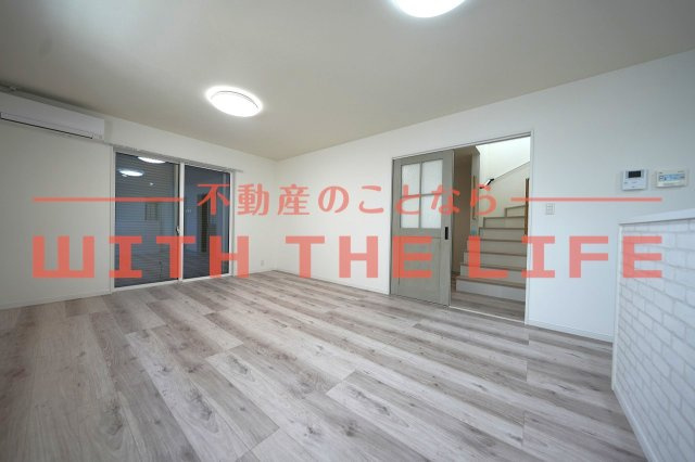 国分町笠戸建【キャッシュバック対象物件】の居間・リビング|おしゃれな居間です