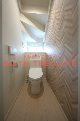 国分町笠戸建【キャッシュバック対象物件】のトイレ|落ち着いた色調のトイレです