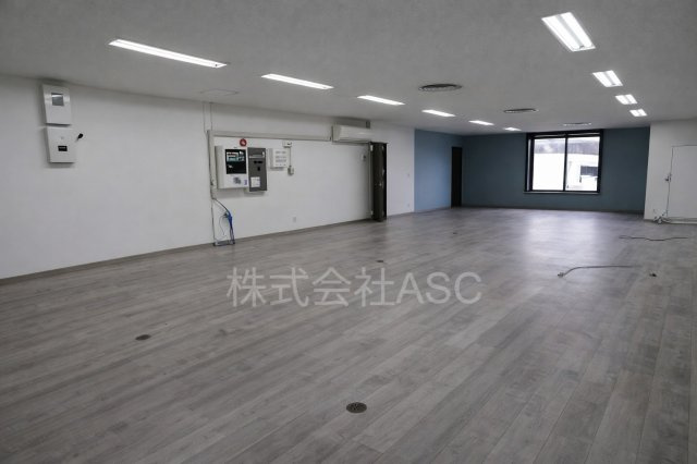 大阪市南港配送物流センター事務所の洋室