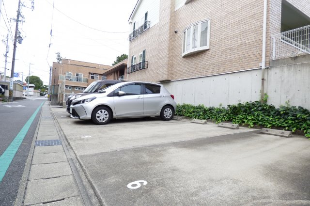 グレイスＣＨＩＥの駐車場