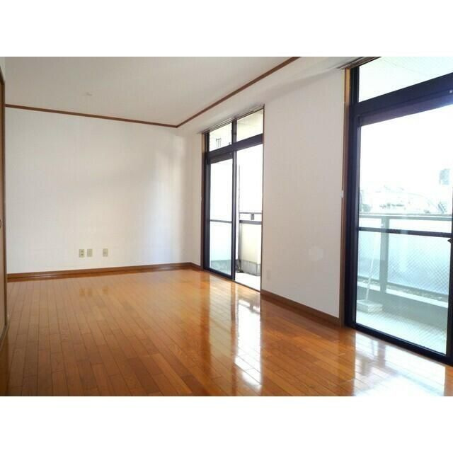 伊勢原市東成瀬の賃貸マンションの居間・リビング