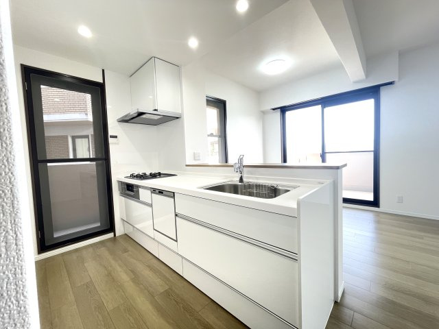 ヴィルヌーブ大池D棟のキッチン|カウンターキッチンです☆料理中も家族と会話や子供の様子見ができるので安心ですね♪