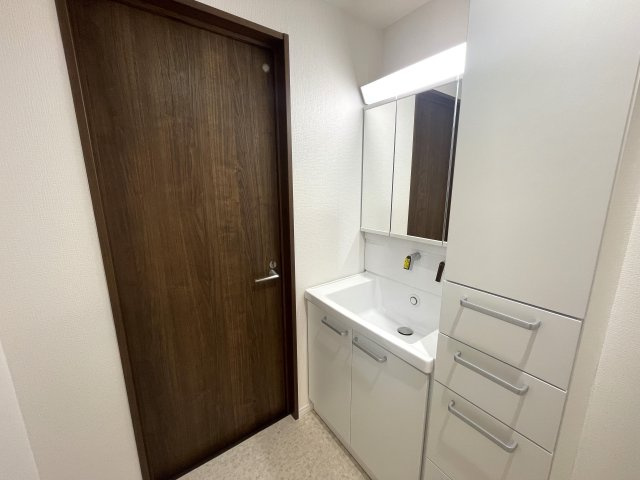 ヴィルヌーブ大池D棟の独立洗面台|
個人的に、リフォームするならこだわりたいランキング第1位！！洗面です。収納豊富な3面鏡は朝の強い味