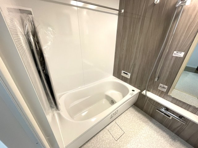 ヴィルヌーブ大池D棟の浴室|清潔感溢れるバスルーム☆
浴室乾燥システムなど嬉しい機能が充実♪日々の疲れを癒します☆