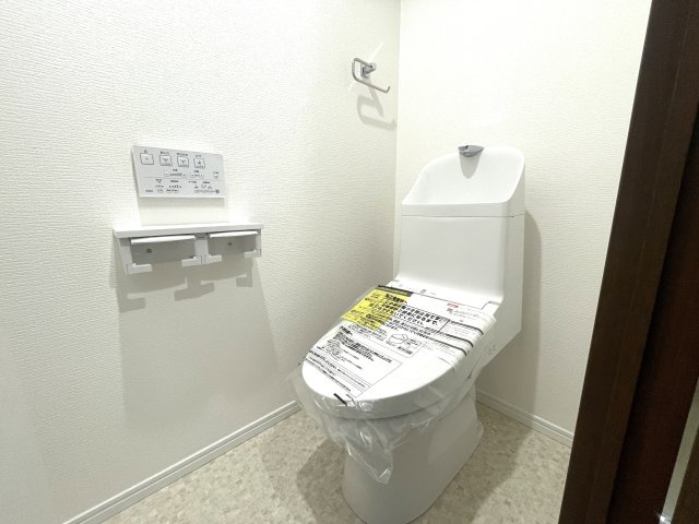 ヴィルヌーブ大池D棟のトイレ|縦型トイレはお掃除などお手入れがしやすく常に清潔に保ちやすいですよ♪