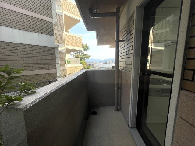 ヴィルヌーブ大池D棟のバルコニー|
幅が広くクリーンな印象のバルコニー☆
大きなバルコニーは柔らかい風を運んできます…♪
洗濯物もたく