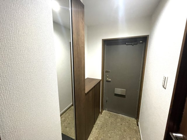 ヴィルヌーブ大池D棟の玄関|シューズボックス付きなので付きなので玄関をきれいに保てます☆靴が多い方も収納場