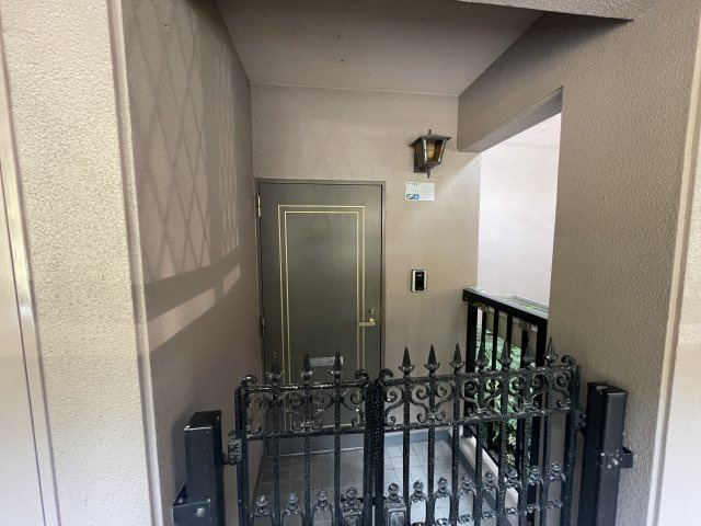 ヴィルヌーブ大池D棟の玄関|玄関ドアの前には柵がついています☆プライバシーが守られていますよ♪