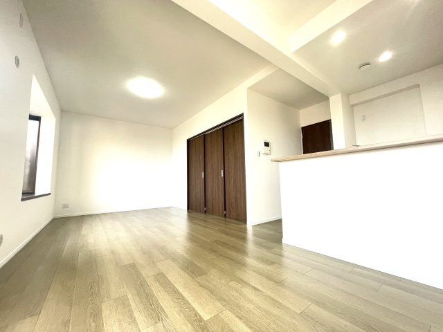 ヴィルヌーブ大池D棟の居間・リビング|家具を配置しやすいリビング。
リビングは1番長く居るお部屋だから、使いやすいことが何より大切☆