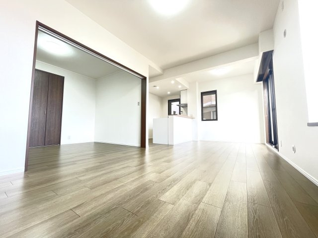 ヴィルヌーブ大池D棟の居間・リビング|スライド式の間仕切りのある居室です♪
開いたままにしてリビングを大きく使うことも可能です♪
