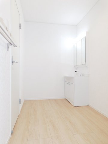 名古屋市南区阿原町の新築一戸建の独立洗面台|◇洗面室◇　　広い洗面室！　三面鏡シャワードレッサー　くもり止め仕様　