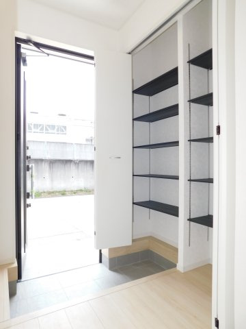 名古屋市南区阿原町の新築一戸建の玄関|◇玄関収納◇　　家族の履物がしっかり片付く可動棚の収納付き♪　