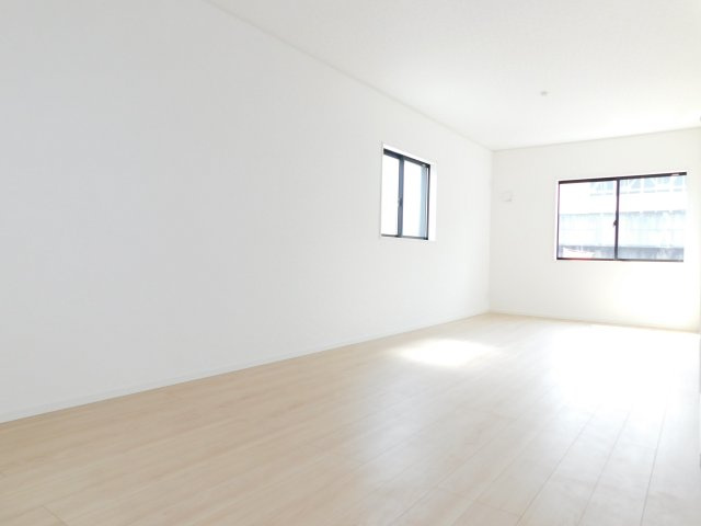 名古屋市南区阿原町の新築一戸建の居間・リビング|◇リビング◇　　南西面で明るく広いリビング２０．７５帖　収納２ヵ所完備♪
