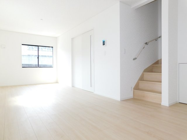 名古屋市南区阿原町の新築一戸建の居間・リビング|◇リビング◇　　南西面で明るく広いリビング２．０７５帖　家族のコミュニケーションが自然と増えるリビング階段♪