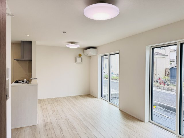 八王子市　川口町　新築一戸建て　０１期の居間・リビング|～16.5帖の明るいLDKで、家族団欒の時間をお過ごしいただけます～