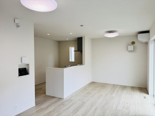 八王子市　川口町　新築一戸建て　０１期の居間・リビング|～16.5帖の明るいLDKで、家族団欒の時間をお過ごしいただけます～