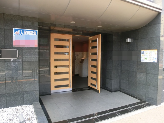 スカイコート新小岩のエントランス|重厚感のあるエントランスです☆