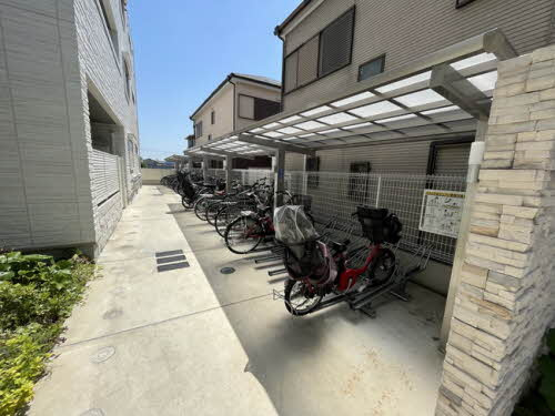 ラフィ　シャルールの駐車場