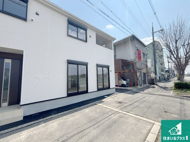 ■12日(土)13日(日)現地ご見学可能！枚方市出口　限定1邸の前面道路含む現地写真|周辺は閑静な住宅街！前面道路広々で車の出し入れも便利です。駐車が苦手な方でも安心して車庫入れできます！
