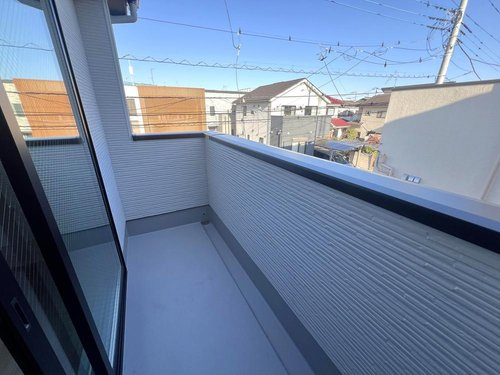 ◆さいたま市南区太田窪37期のバルコニー|広々としたバルコニーは、ご家族が多くてもたっぷり衣類を干すことができます