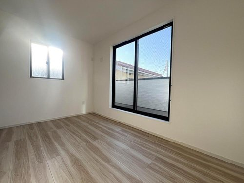 ◆さいたま市南区太田窪37期の洋室|バルコニーに面した寝室は窓が大きく開放感があります