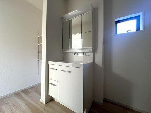 ◆さいたま市南区太田窪37期の洗面所|大きな鏡の三面鏡の裏側は収納スペースあります