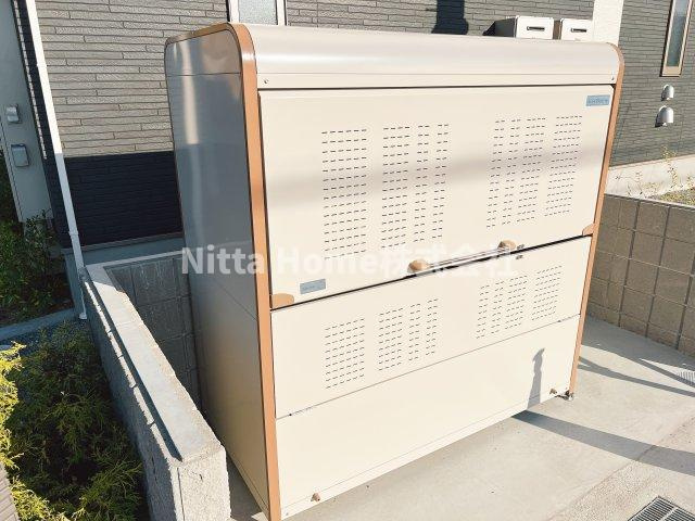 Casa石生のエントランス|敷地内に専用のゴミ捨て場があります！