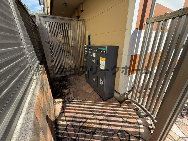 武蔵野市吉祥寺南町２丁目のアパートのエントランス