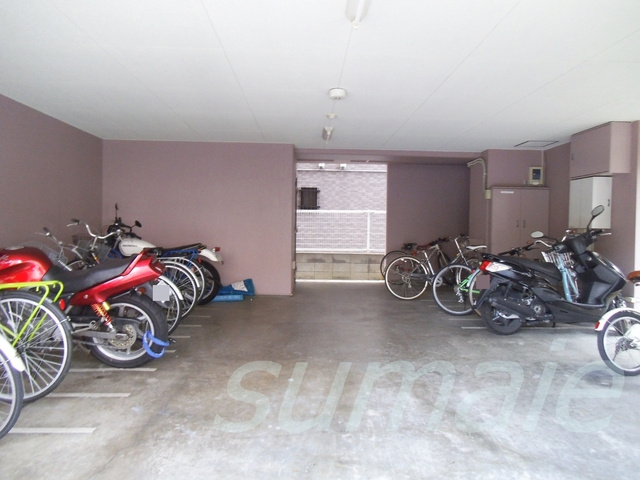 グロリア大洋のその他共用部分|屋内の広い駐輪スペースです！バイクも置けます（要空確認）