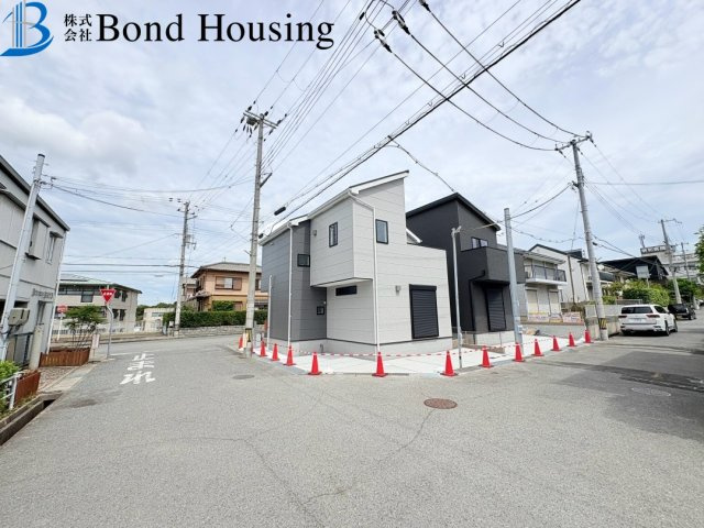 三方角地　LDK19帖　収納豊富　伊川谷町潤和　１号棟　新築戸建の前面道路含む現地写真