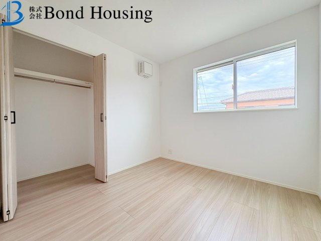 三方角地　LDK19帖　収納豊富　伊川谷町潤和　１号棟　新築戸建の洋室