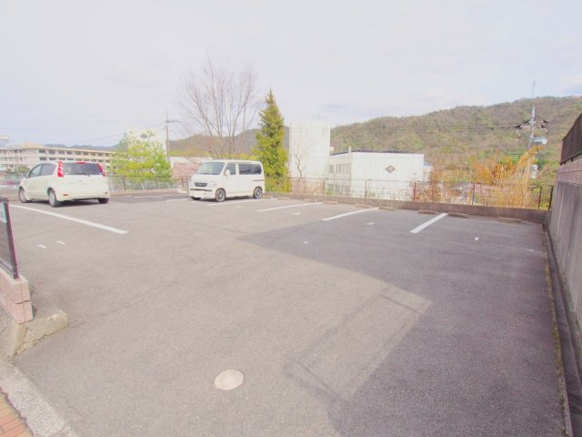 フォーレスさくら野の駐車場