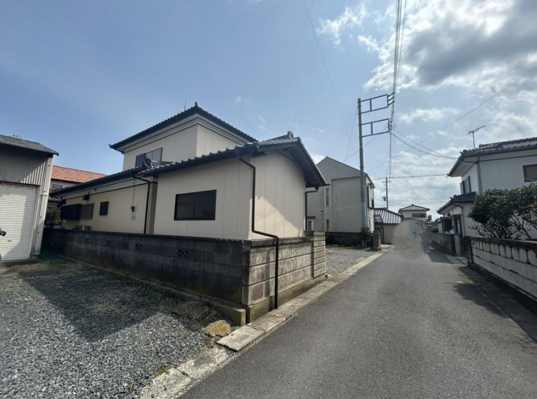 ひたちなか市殿山町2丁目　中古戸建の前面道路含む現地写真