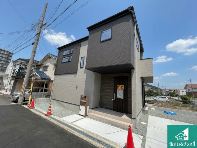 ●橿原市新賀町　第1期　新築一戸建ての前面道路含む現地写真|周辺は閑静な住宅街！前面道路広々で車の出し入れも便利です。駐車が苦手な方でも安心して車庫入れできます！