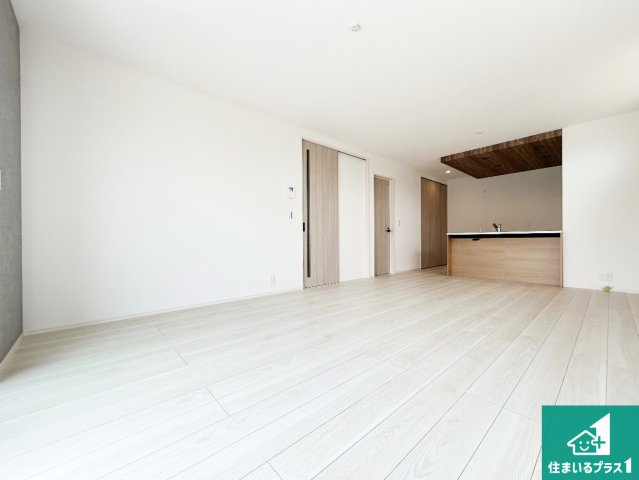 ●橿原市新賀町　第1期　新築一戸建ての居間・リビング|日当たり良好の明るいリビングで朝の目覚めもスッキリできそう！対面キッチンでご家族のコミュニケーションも自然と増える設計！小さなお子様が遊ぶスペースを作っても広々とくつろげるLDK！