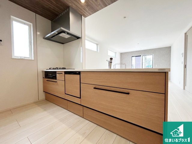 ●橿原市新賀町　第1期　新築一戸建てのキッチン|リビングと統一感があり、使い勝手のいいキッチン。広々としているので、二人並んで作業が出来ちゃいます。お子様と一緒に色々なお料理に挑戦できるスペースがあります。